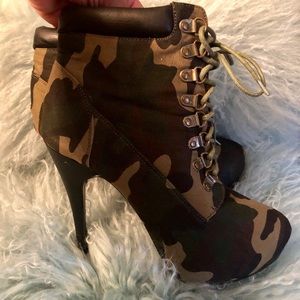 Size 8 camouflage height heel boots